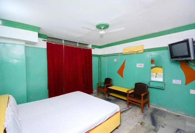 ホテル Spot On 37861 Locham Guest House