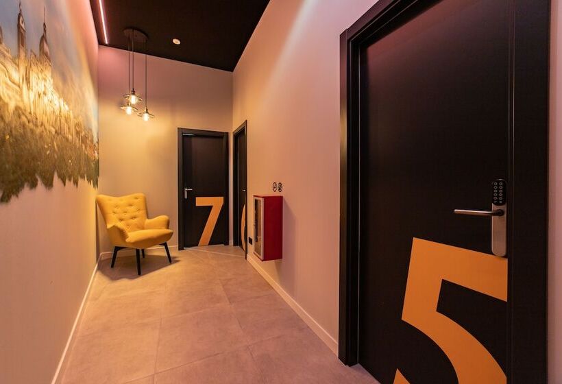 Petit Hostel La Latina