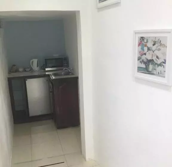 پانسیون Cool Breeze Discovery Bay