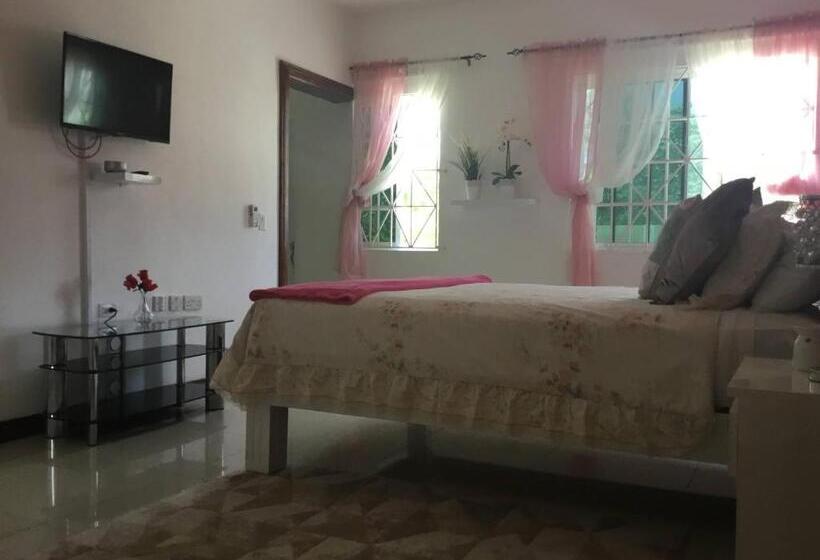 پانسیون Cool Breeze Discovery Bay