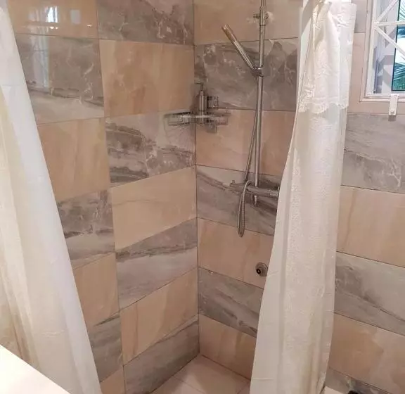 پانسیون Cool Breeze Discovery Bay