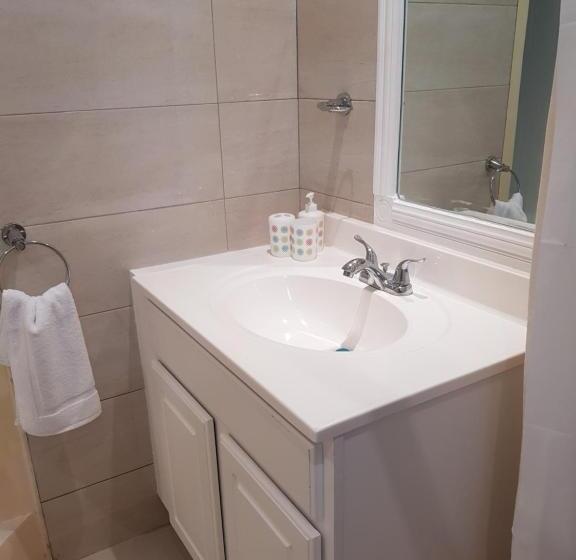 پانسیون Cool Breeze Discovery Bay