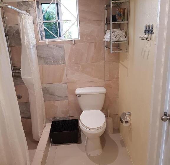 پانسیون Cool Breeze Discovery Bay