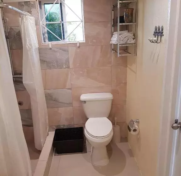 پانسیون Cool Breeze Discovery Bay