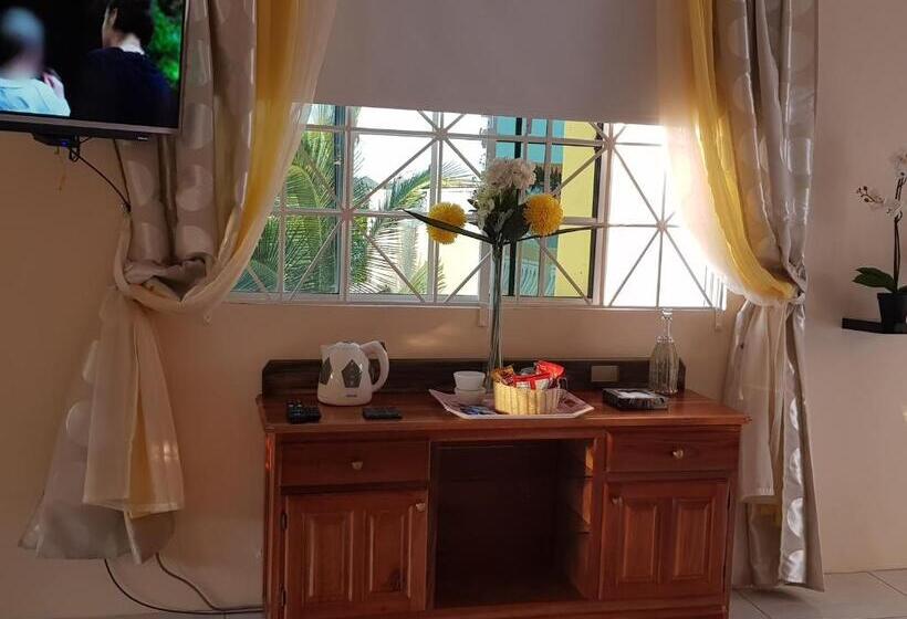 پانسیون Cool Breeze Discovery Bay