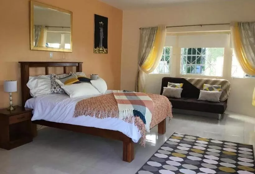 پانسیون Cool Breeze Discovery Bay