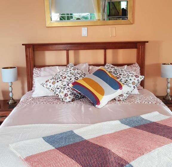 پانسیون Cool Breeze Discovery Bay