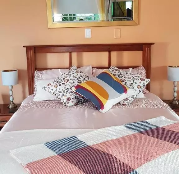 پانسیون Cool Breeze Discovery Bay