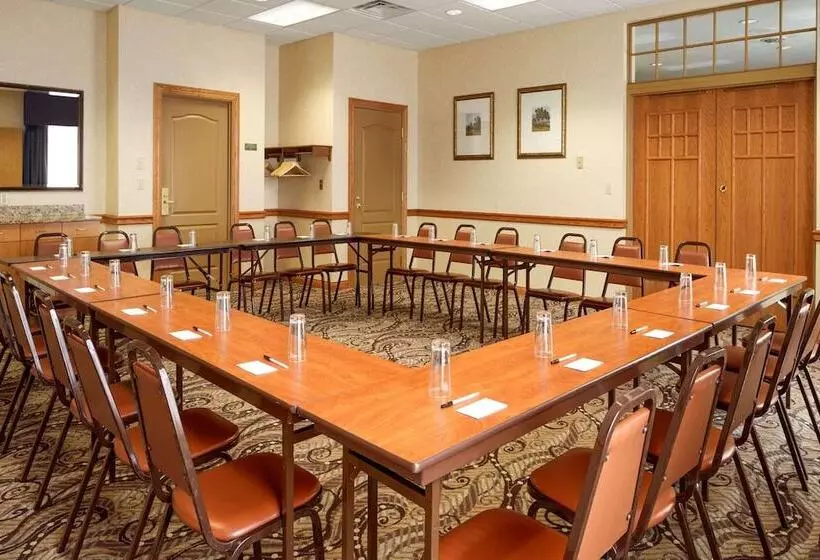 호텔 Comfort Inn & Suites Cuyahoga Falls Akron