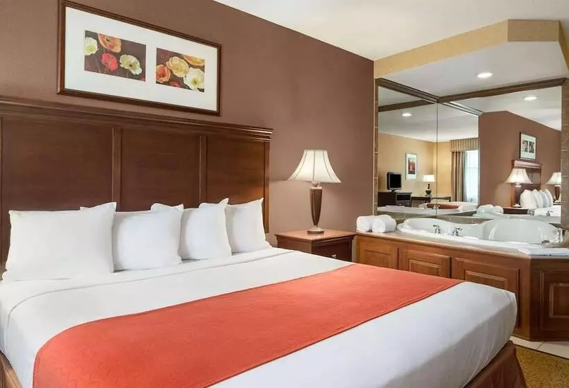 호텔 Comfort Inn & Suites Cuyahoga Falls Akron