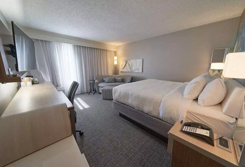 هتل Courtyard By Marriott Bentonville