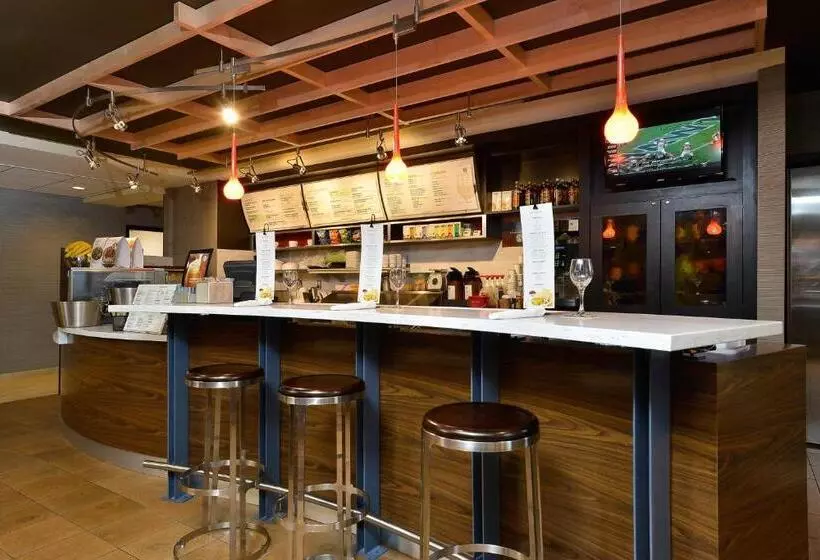 هتل Courtyard By Marriott Bentonville