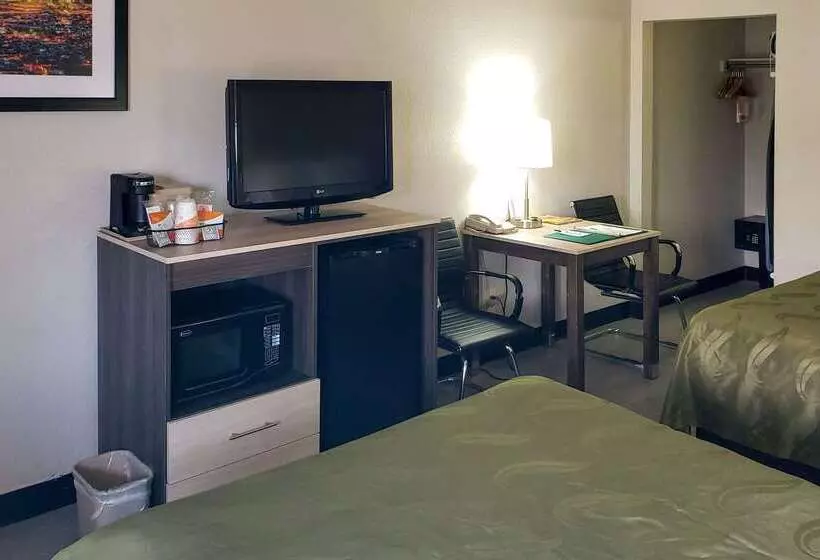 ホテル Quality Inn Airport East