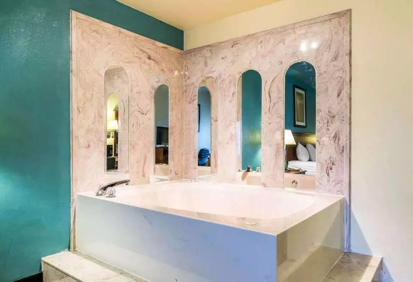 Отель Quality Inn & Suites Memphis East