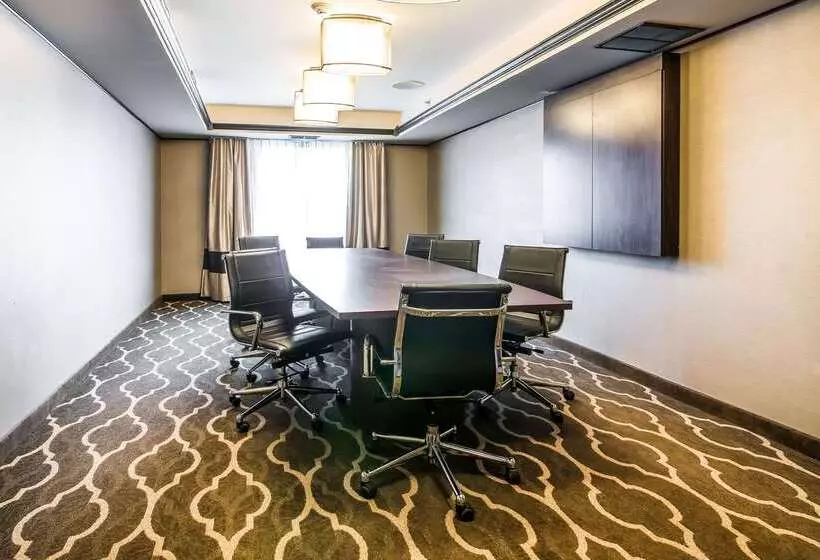 Отель Quality Inn & Suites