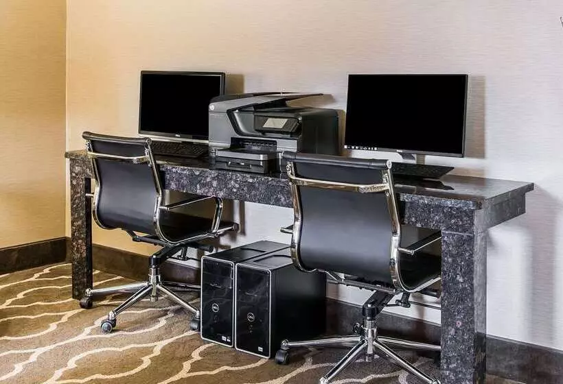 Отель Quality Inn & Suites