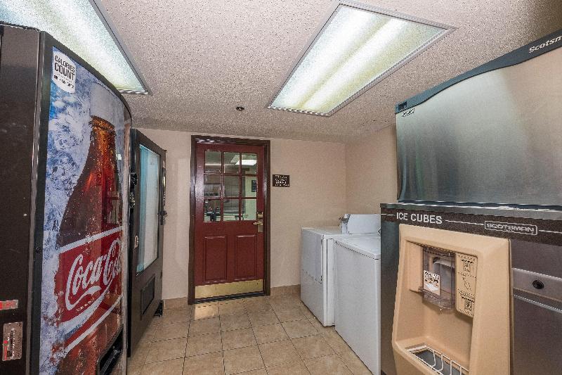 Отель Red Roof Inn & Suites Stafford, Va