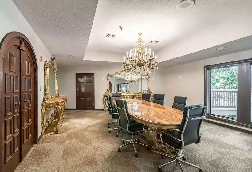 Riverview Inn & Suites, Ascend Hotel Collection