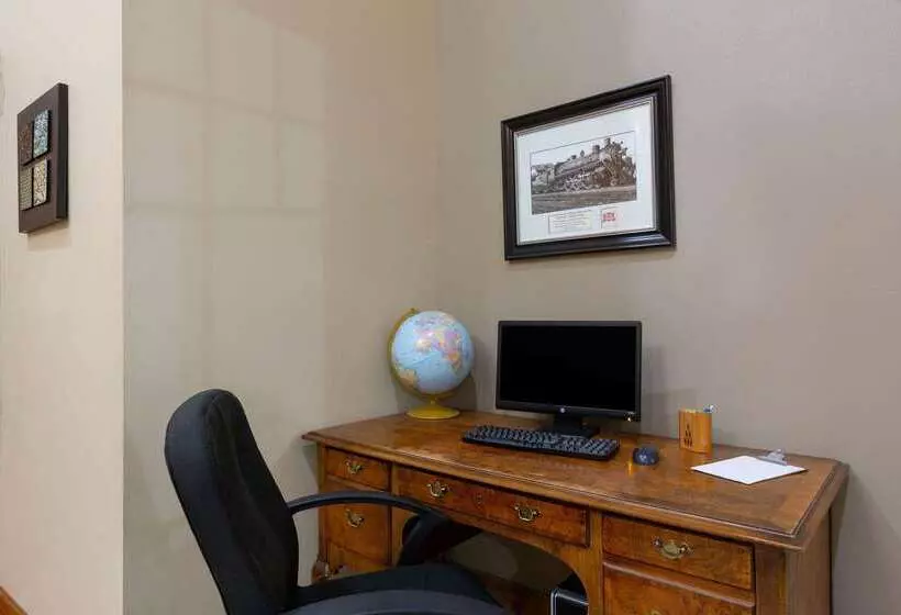 Отель Super 8 By Wyndham Lake Of The Ozarks