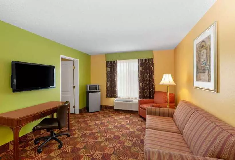 Отель Super 8 By Wyndham Lake Of The Ozarks