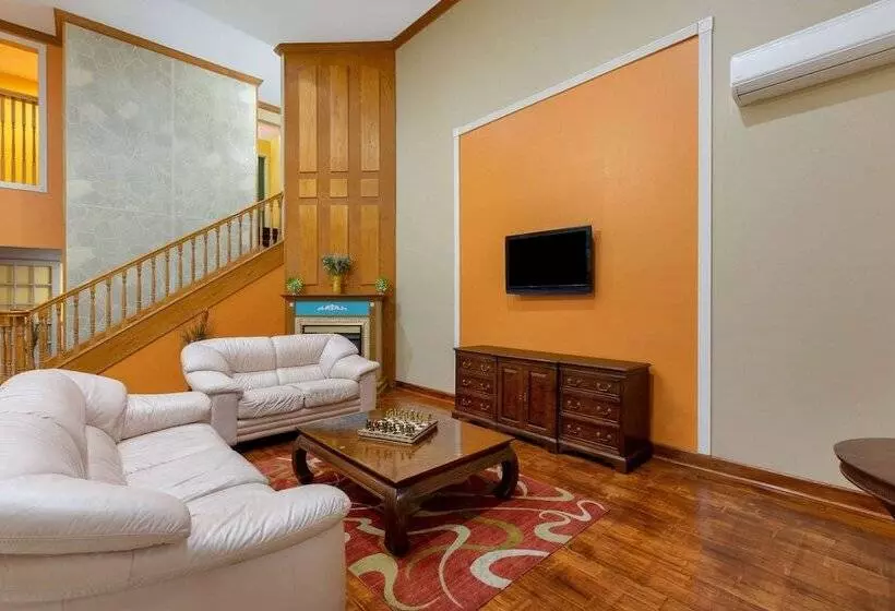 Отель Super 8 By Wyndham Lake Of The Ozarks