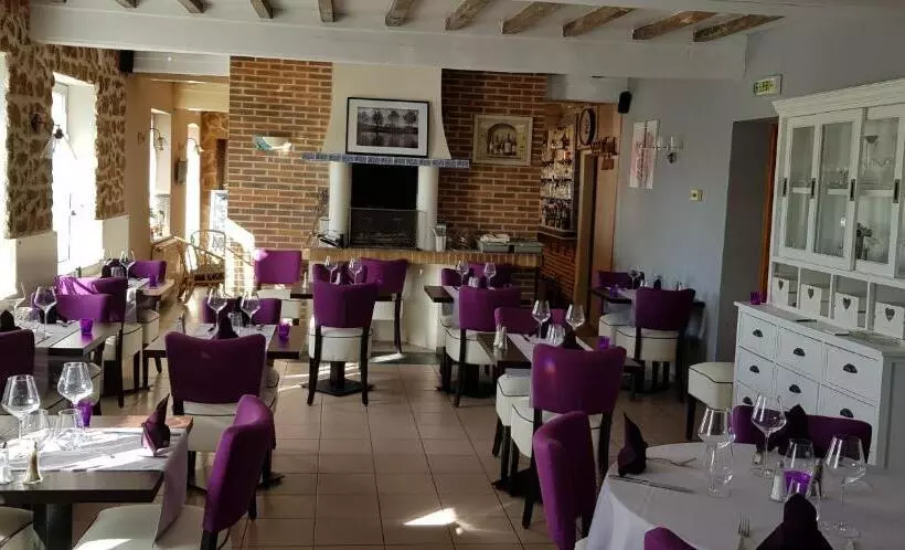 ホテル Logis   Hôtel & Restaurant L Envie Des Mets