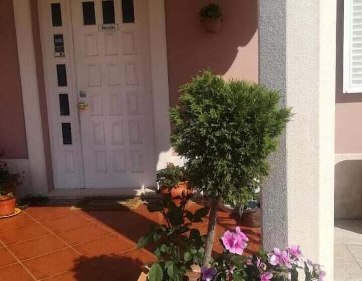 פנסיון Elodie S Country House