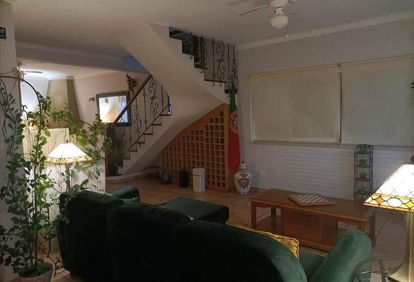 פנסיון Elodie S Country House