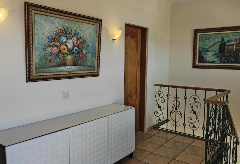 פנסיון Elodie S Country House