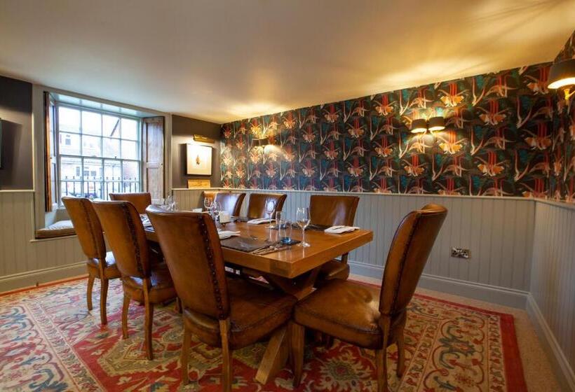 فندق صغير The Fox And Hounds Country Inn