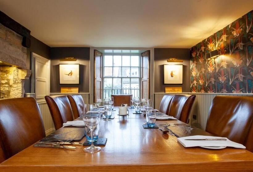 فندق صغير The Fox And Hounds Country Inn