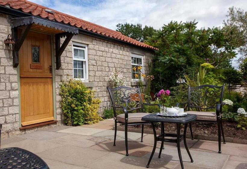 فندق صغير The Fox And Hounds Country Inn