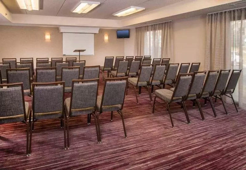 Отель Courtyard By Marriott Dulles Airport Chantilly