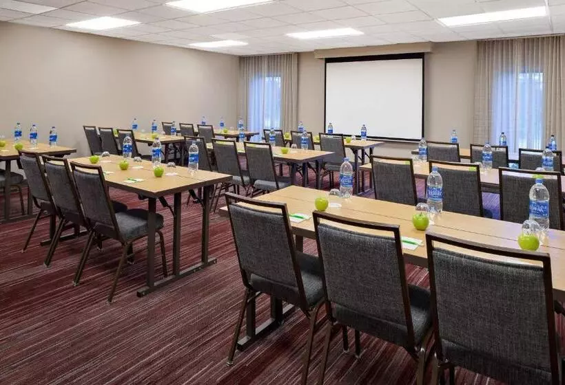 Отель Courtyard By Marriott Pittsburgh Airport