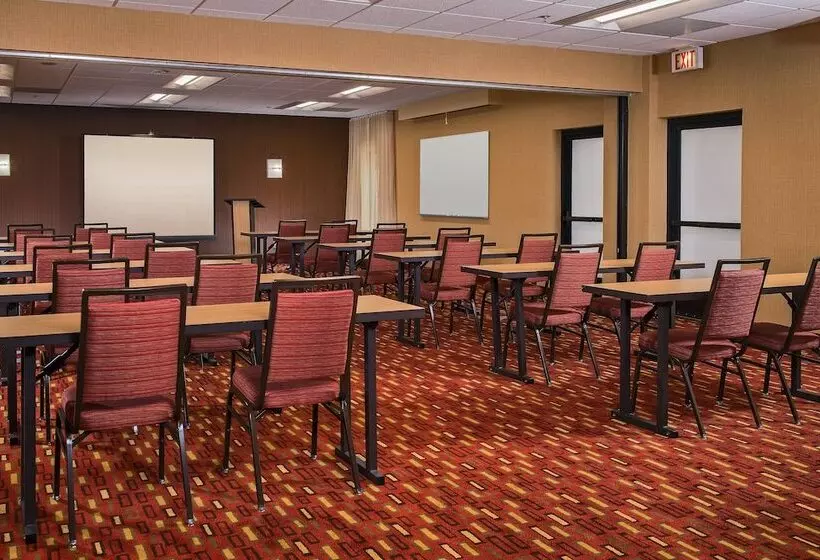 Отель Courtyard Williamsburg   Busch Gardens