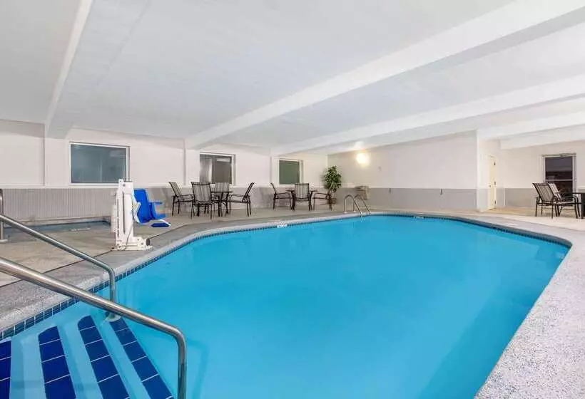 Отель Days Inn By Wyndham Fond Du Lac