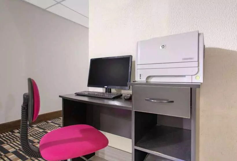 Отель Days Inn By Wyndham Fond Du Lac