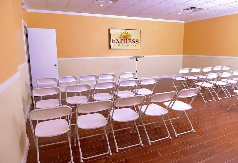 Hotel Express Inn & Suites