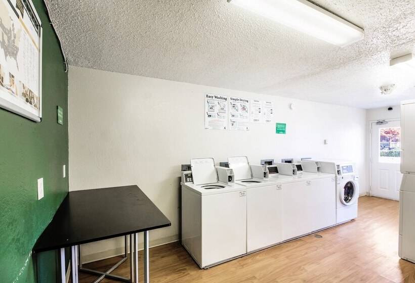 בית מלון כפרי Hometowne Studios By Red Roof Houston   West Oaks/ Energy Corridor