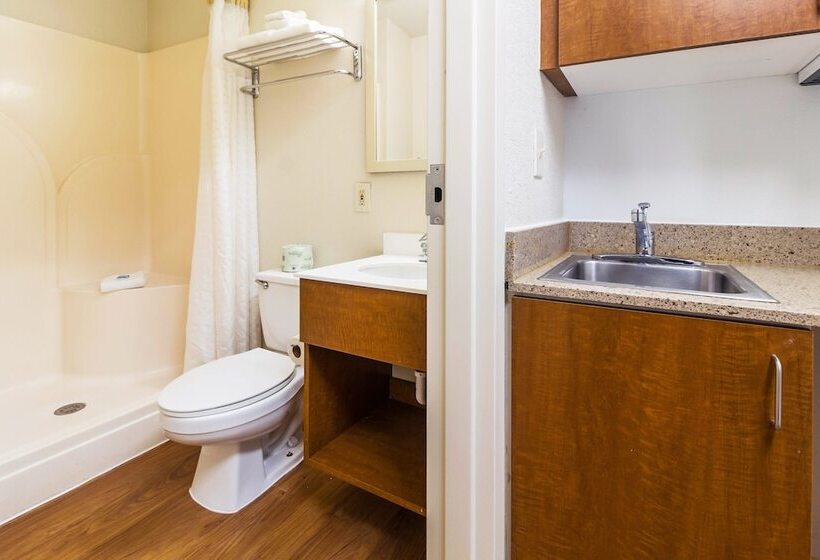 בית מלון כפרי Hometowne Studios By Red Roof Houston   West Oaks/ Energy Corridor