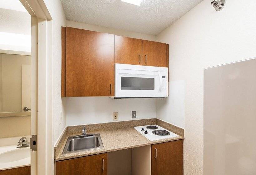 בית מלון כפרי Hometowne Studios By Red Roof Houston   West Oaks/ Energy Corridor