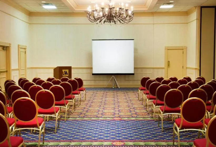 هتل Jackson Downtown Convention Center