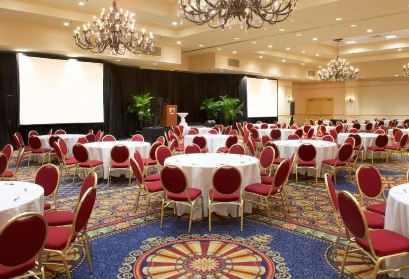 هتل Jackson Downtown Convention Center