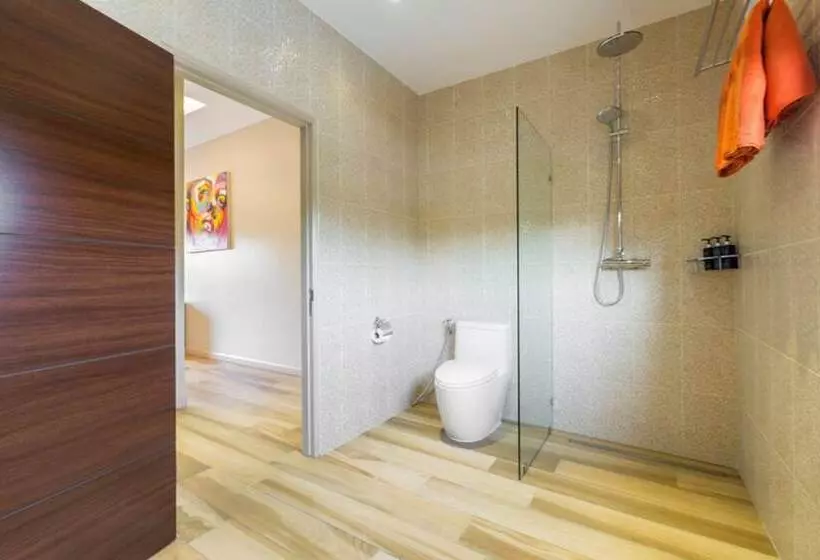 5 Bedrooms Villa Bacardi
