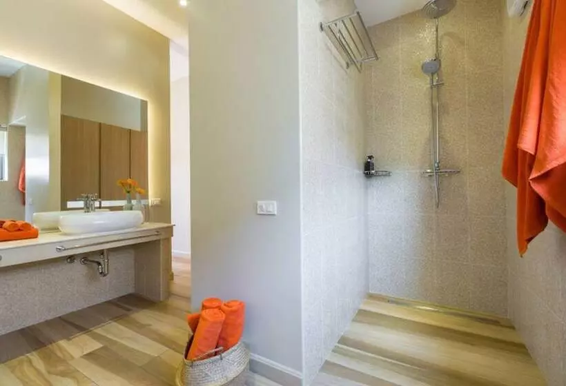 5 Bedrooms Villa Bacardi