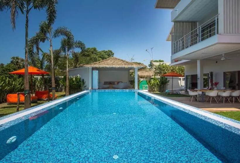 5 Bedrooms Villa Bacardi