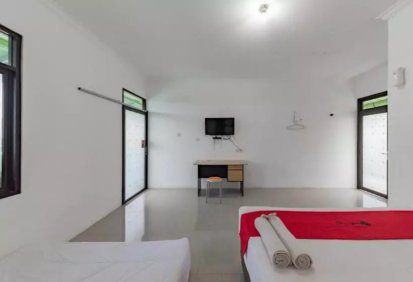 ペンション Reddoorz Resort Syariah @ Jaya Tirta Abadi