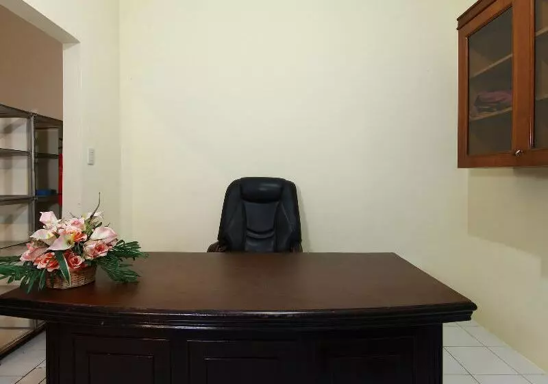 ホテル Oyo 1332 Almonsari Residence