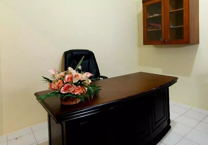 ホテル Oyo 1332 Almonsari Residence