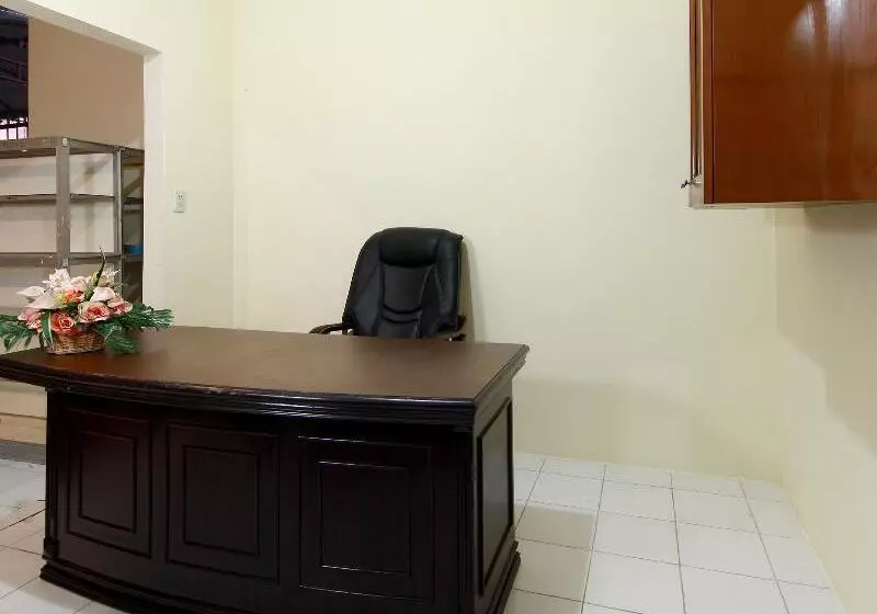 ホテル Oyo 1332 Almonsari Residence
